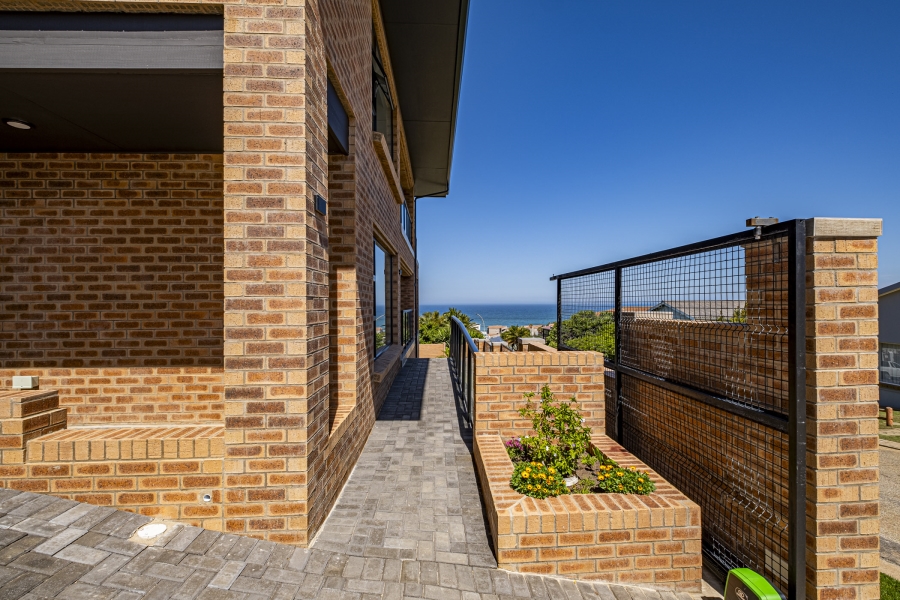 4 Bedroom Property for Sale in Wavecrest Eastern Cape